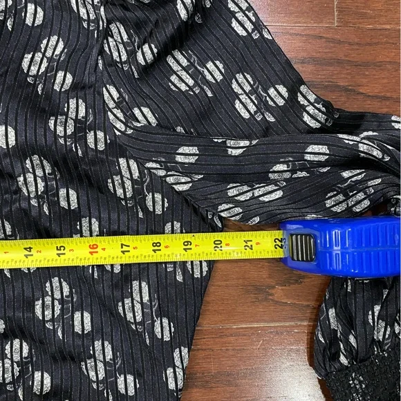 Alice + Olivia Sheila Floral Henley Top Large - Picture 7 of 9